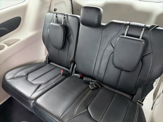 Used 2024 Chrysler Pacifica Touring-L image 14