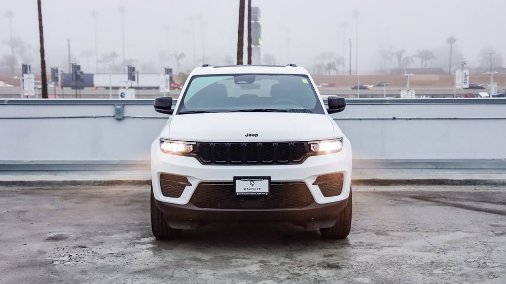 New 2025 Jeep Grand Cherokee Altitude image 3