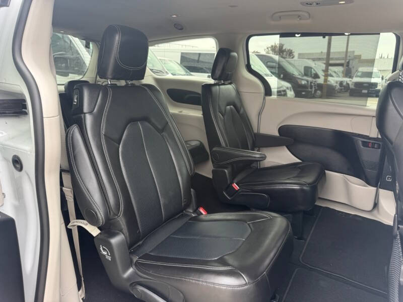 Used 2024 Chrysler Pacifica Touring-L FWD image 12
