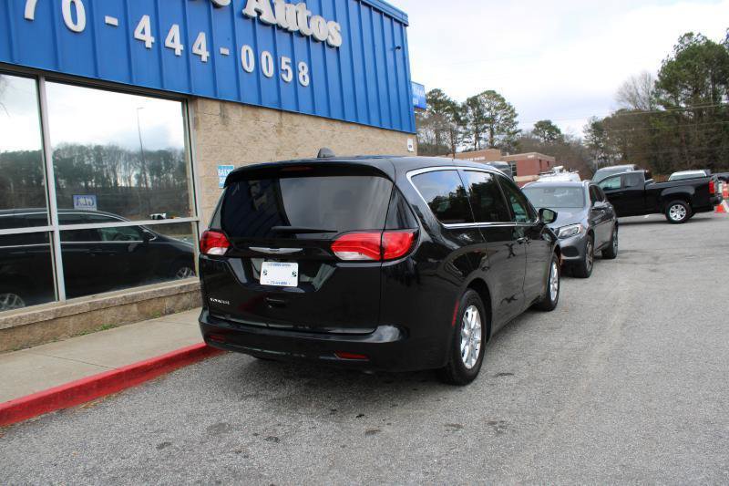 Used 2022 Chrysler Voyager LX image 4