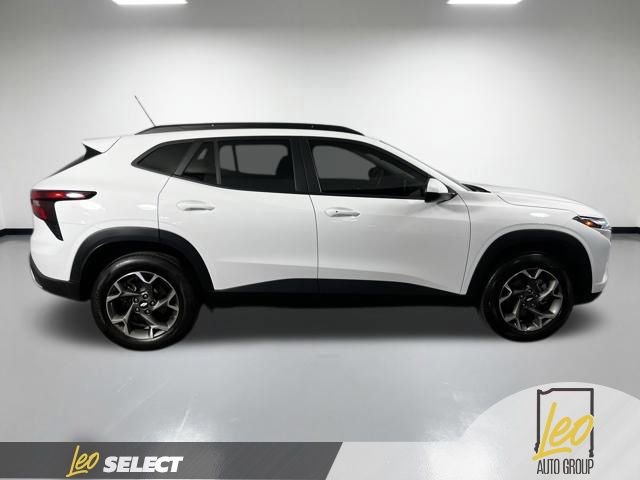 Used 2024 Chevrolet Trax LT w/ Sunroof Package FWD image 5