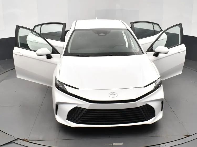 Used 2025 Toyota Camry LE image 10
