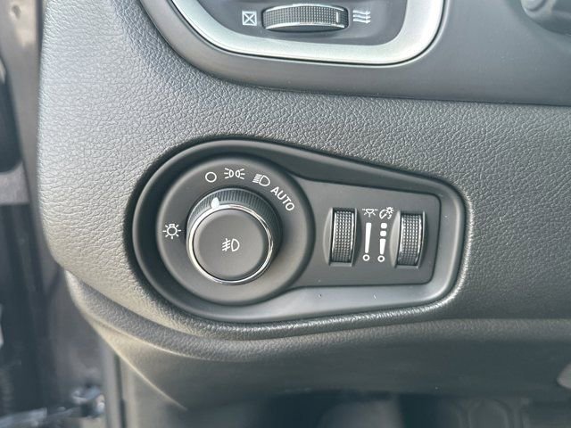 Used 2016 Jeep Renegade Latitude image 25