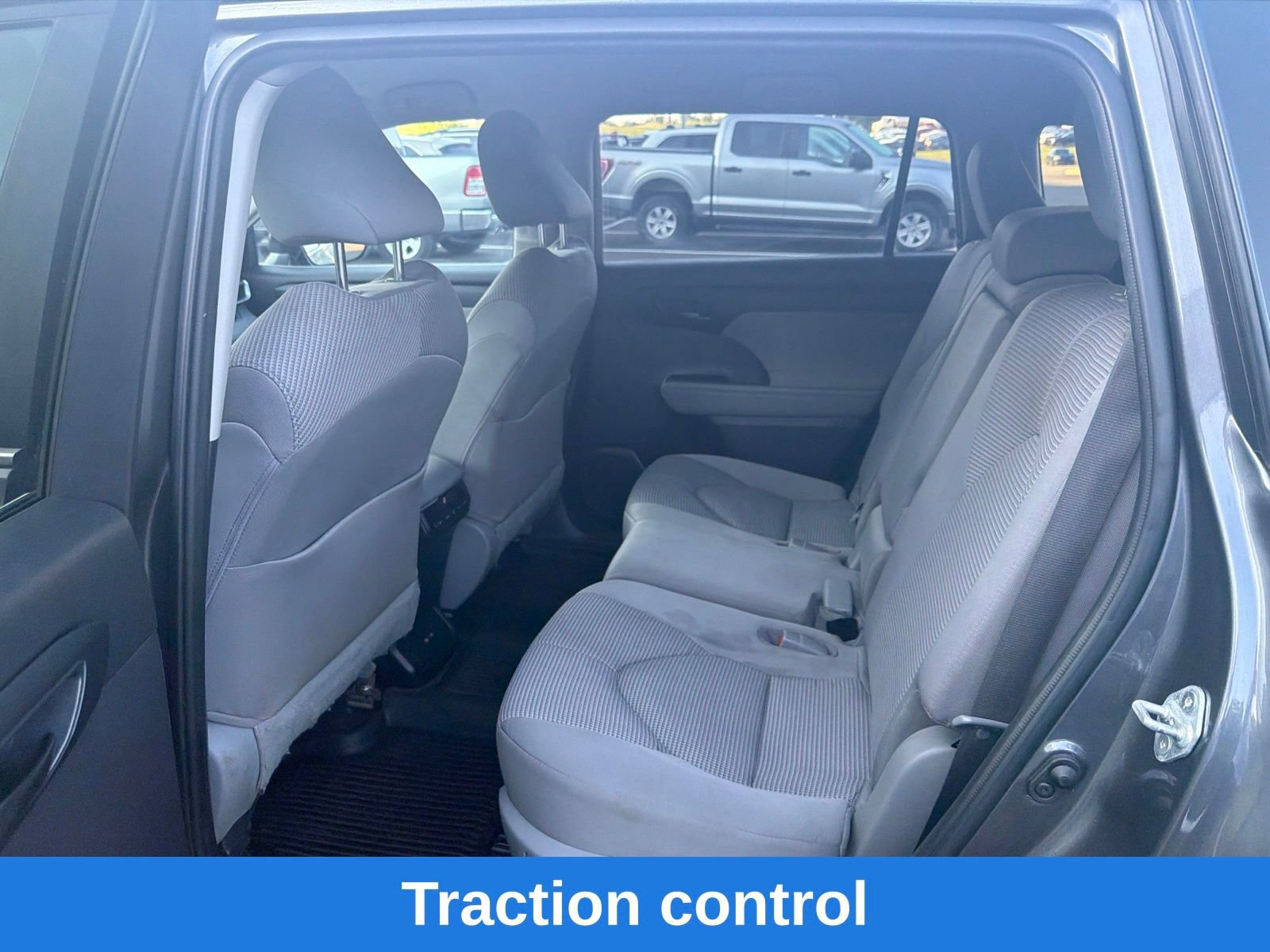 Used 2023 Toyota Highlander LE AWD/4WD image 19