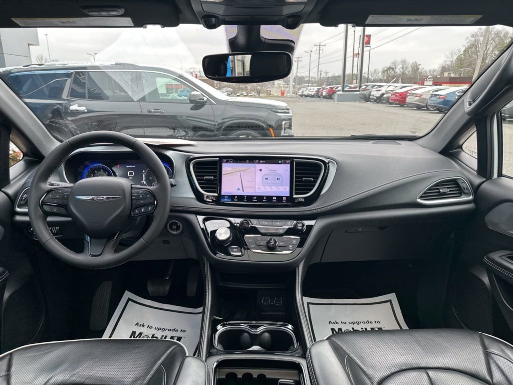 Used 2025 Chrysler Pacifica Limited image 2