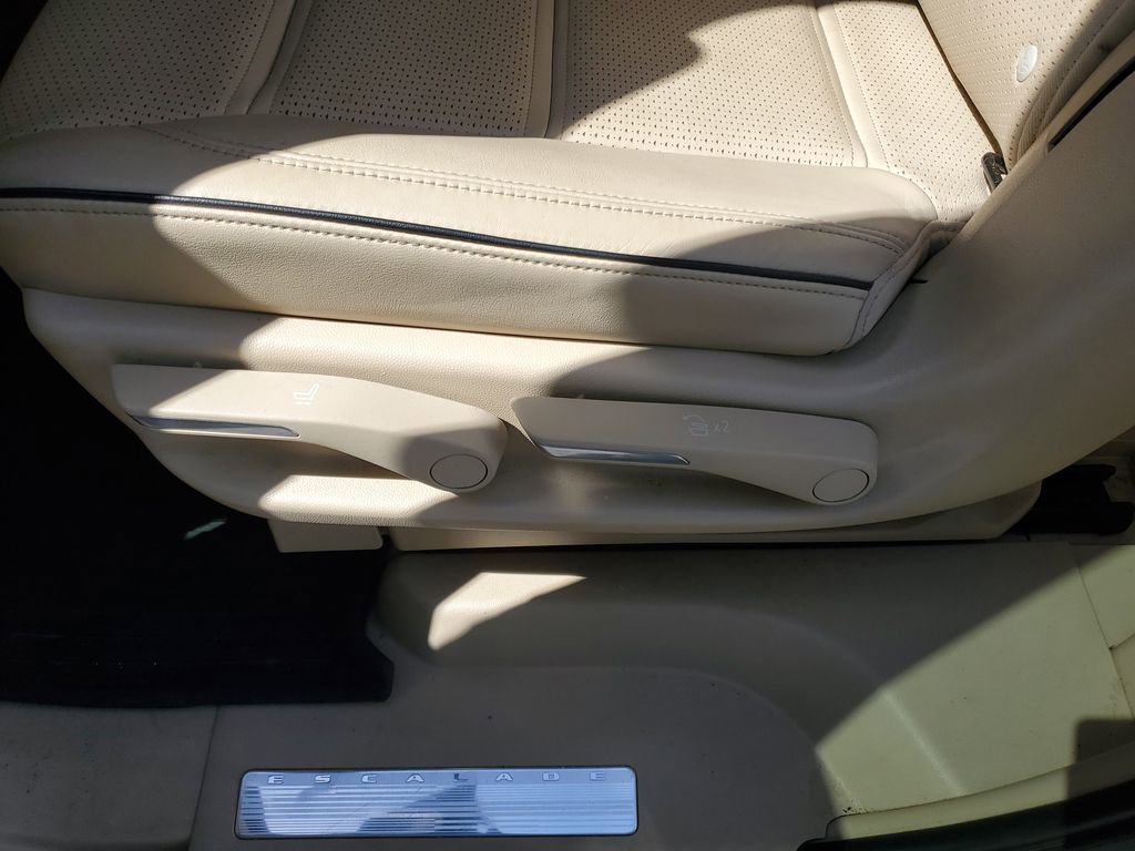 Used 2023 Cadillac Escalade Premium Luxury w/ Performance Package image 16