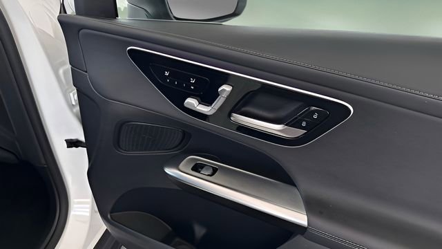 Used 2024 Mercedes-Benz GLC 300 4MATIC image 40