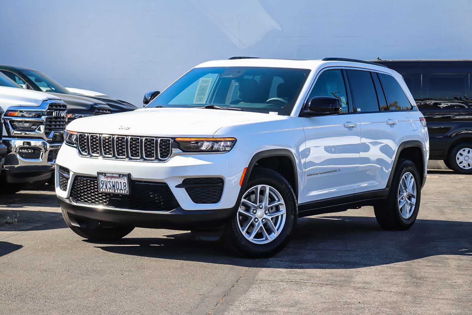 Used 2025 Jeep Grand Cherokee Laredo X RWD image 1