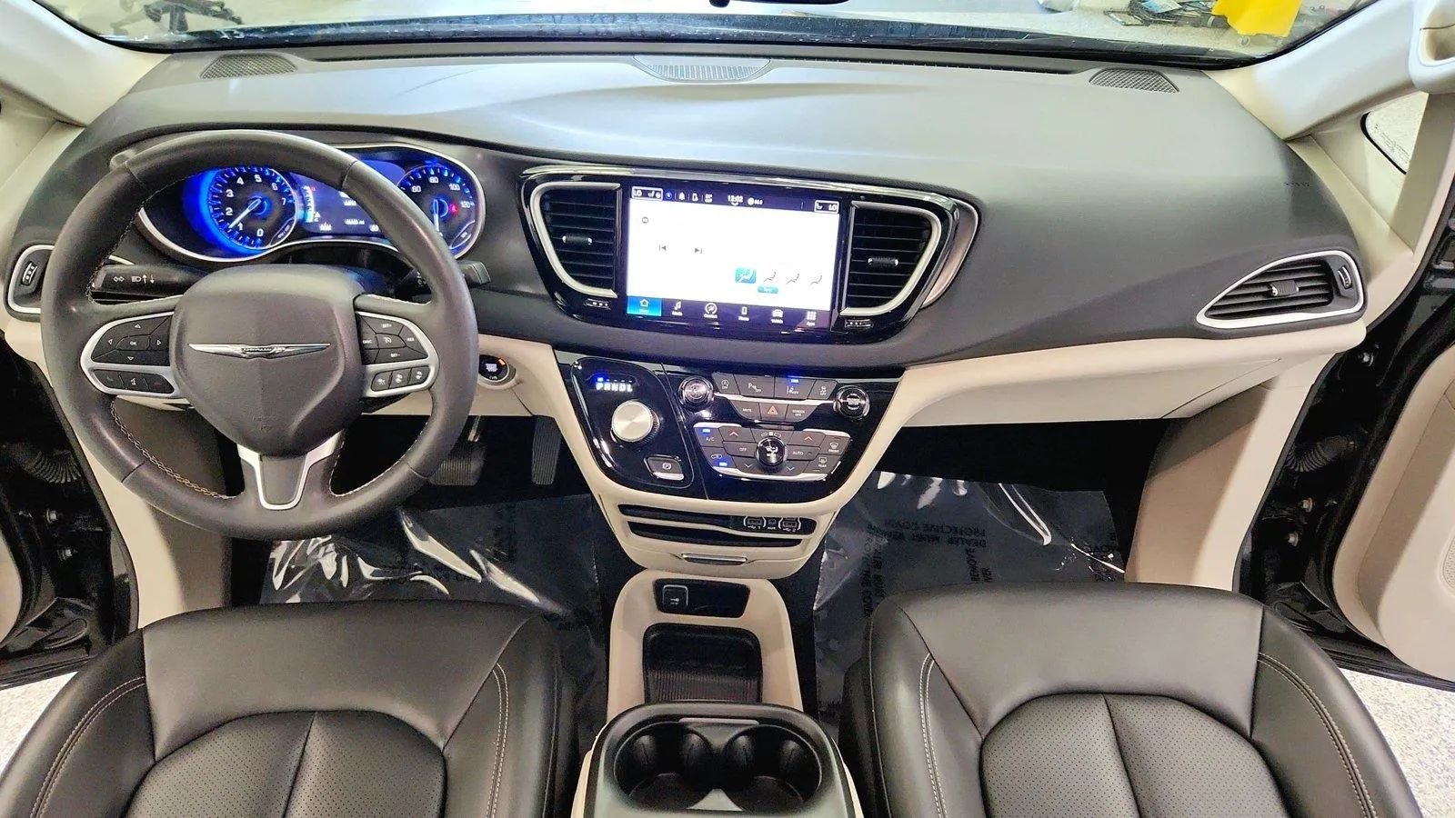Used 2023 Chrysler Pacifica Touring-L FWD image 28
