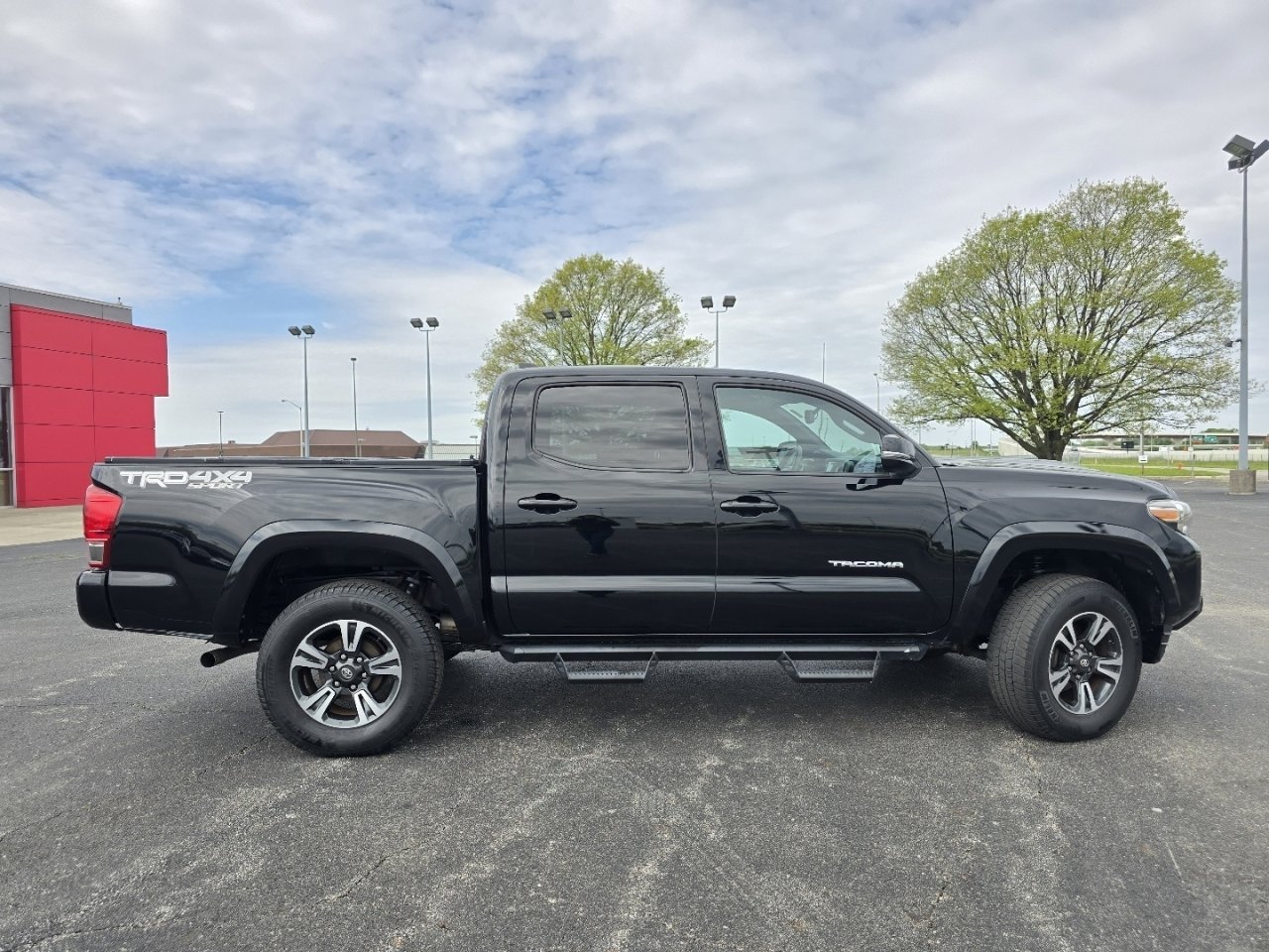Certified 2017 Toyota Tacoma TRD Sport AWD/4WD image 16