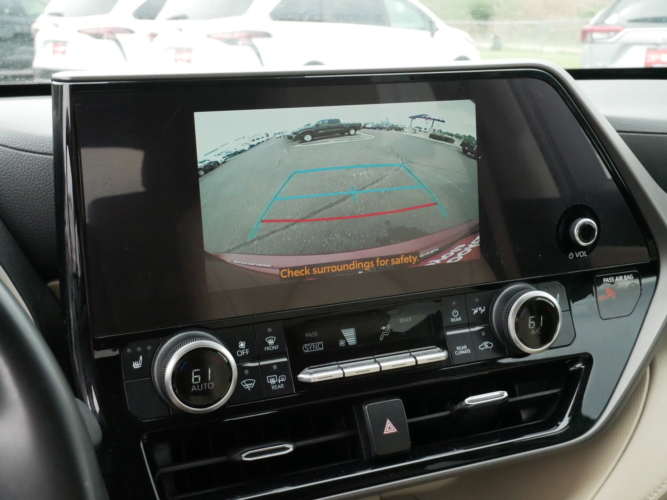 Used 2024 Toyota Highlander XLE AWD/4WD image 31