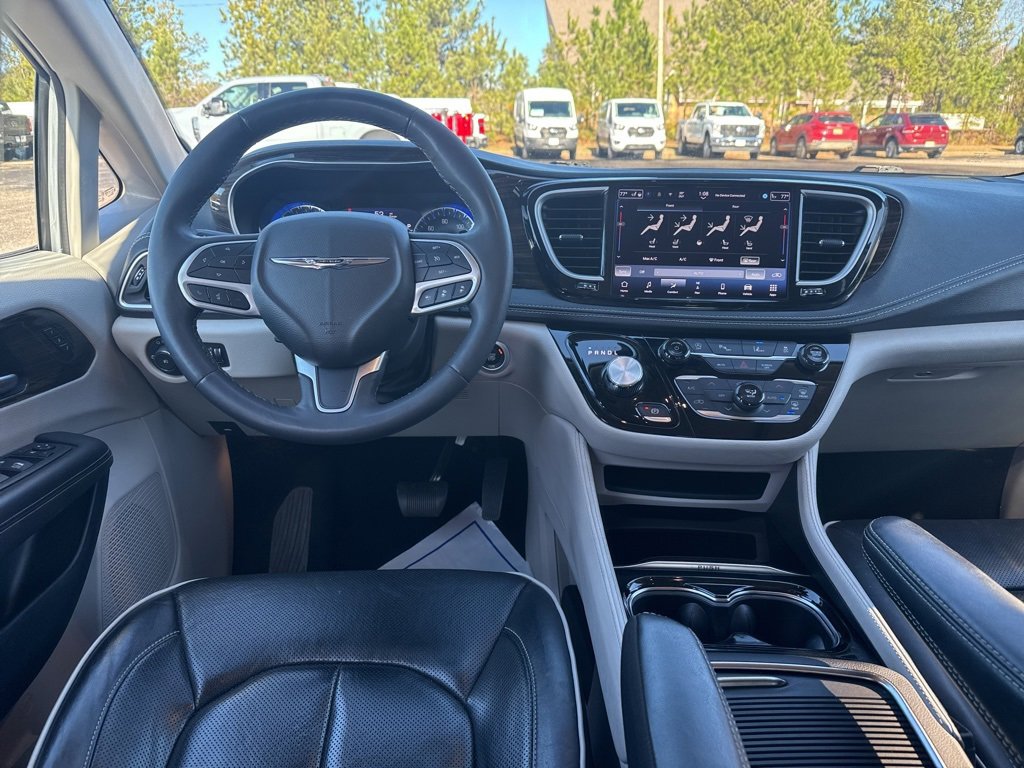 Used 2024 Chrysler Pacifica Limited image 2