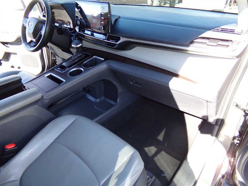 Used 2022 Toyota Sienna XLE image 9