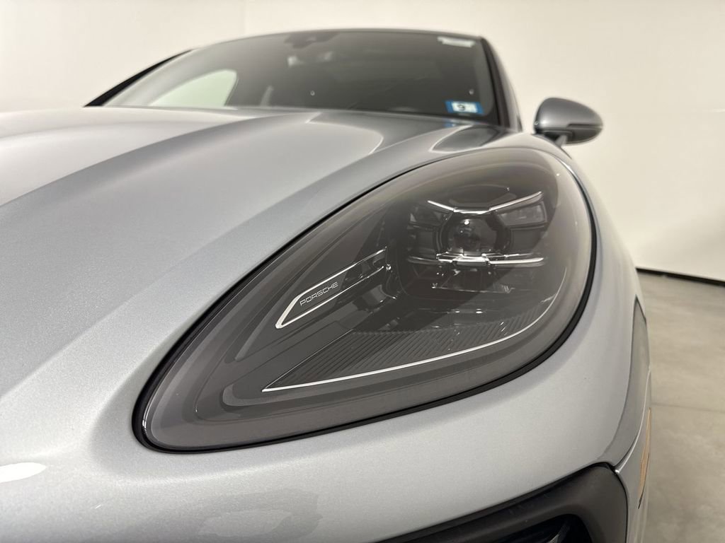 Certified 2025 Porsche Macan image 11