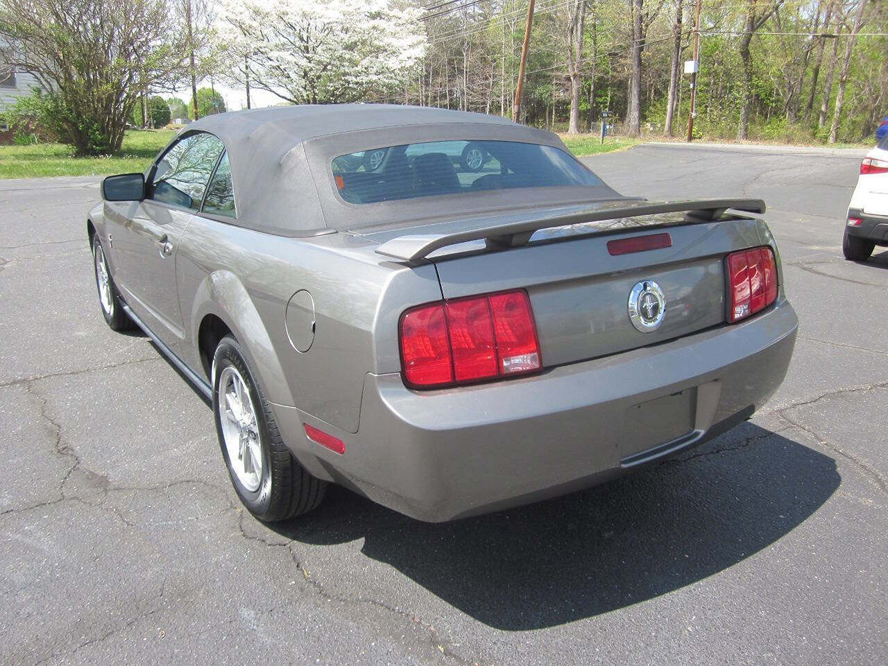 Used 2005 Ford Mustang Premium image 8
