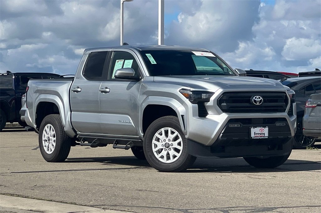 Used 2025 Toyota Tacoma SR5 image 2