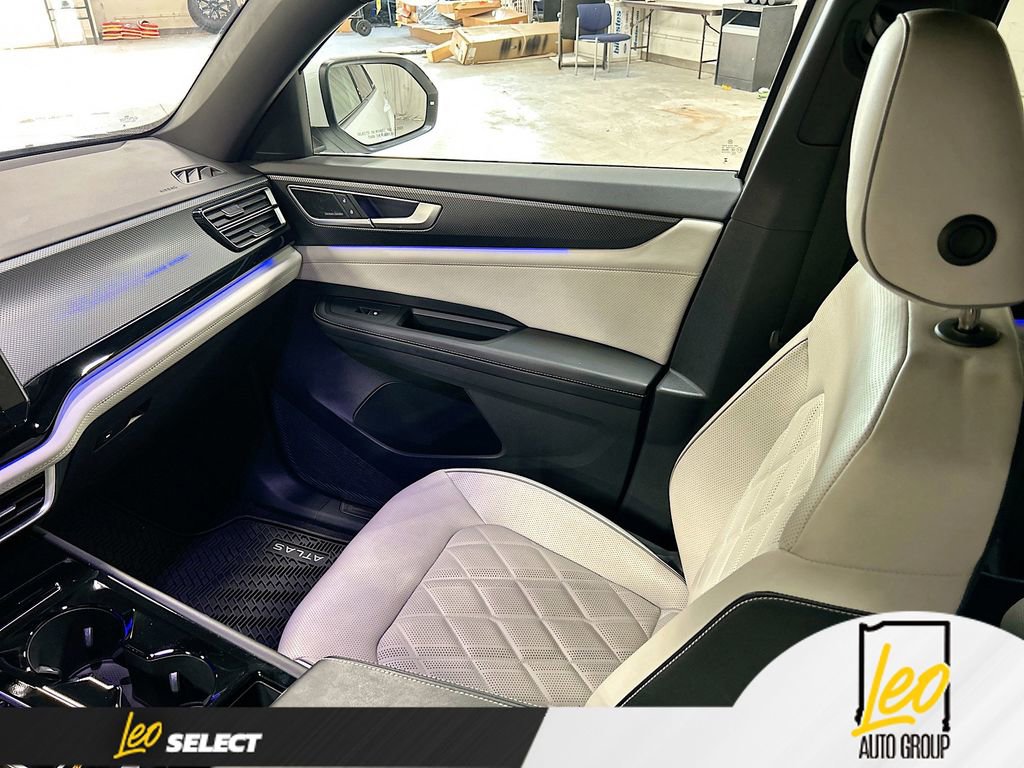 Used 2024 Volkswagen Atlas Cross Sport SEL Premium R-Line image 25