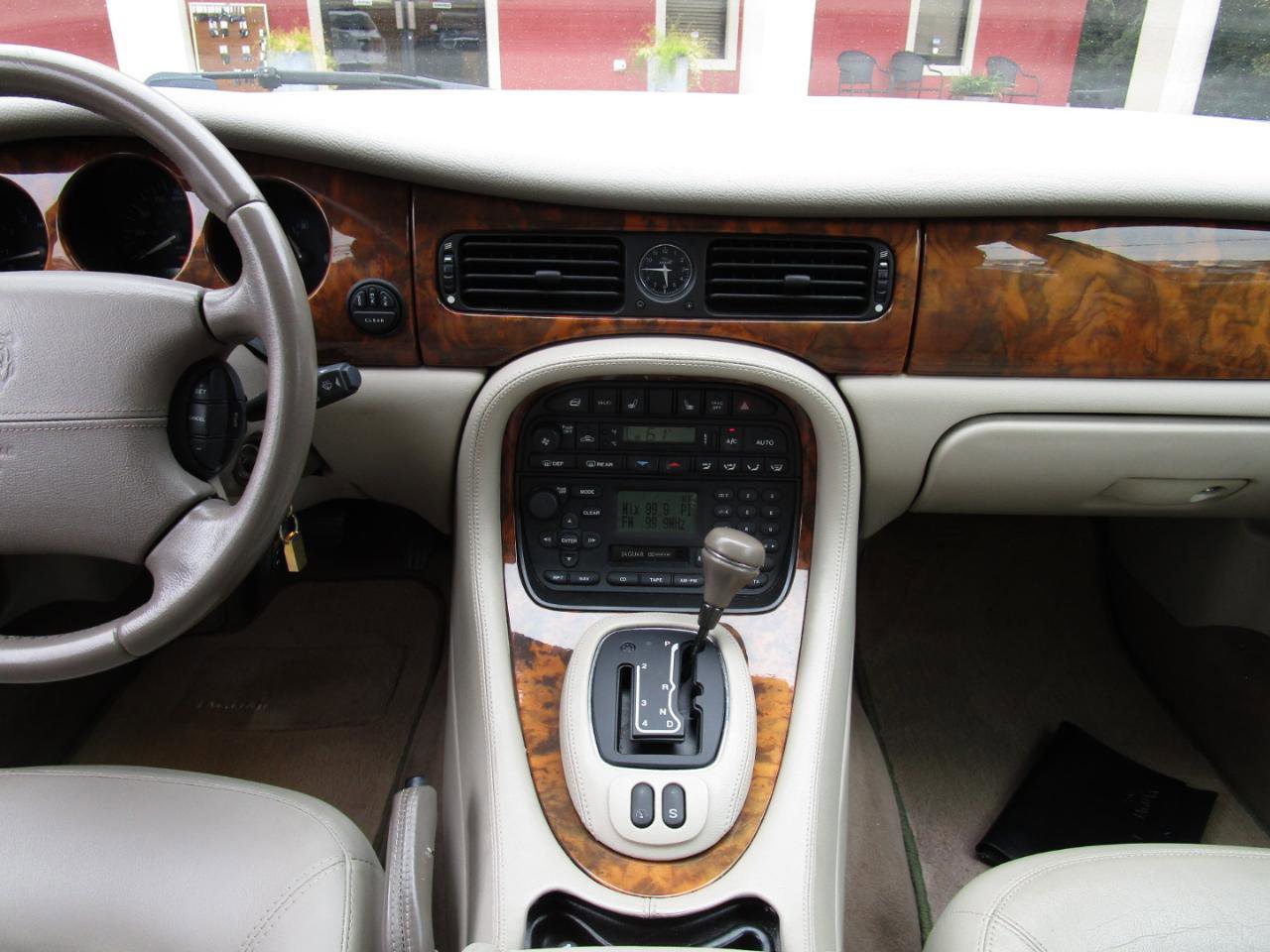 Used 2001 Jaguar XJ8 image 8