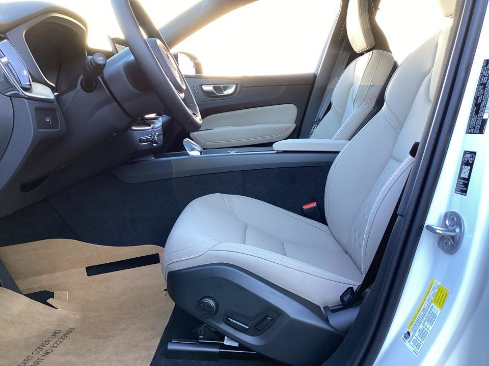 New 2027 Volvo XC60 B5 Plus AWD/4WD image 30