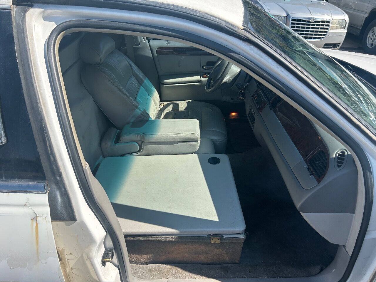 Used 1999 Lincoln Town Car Executive RWD image 13