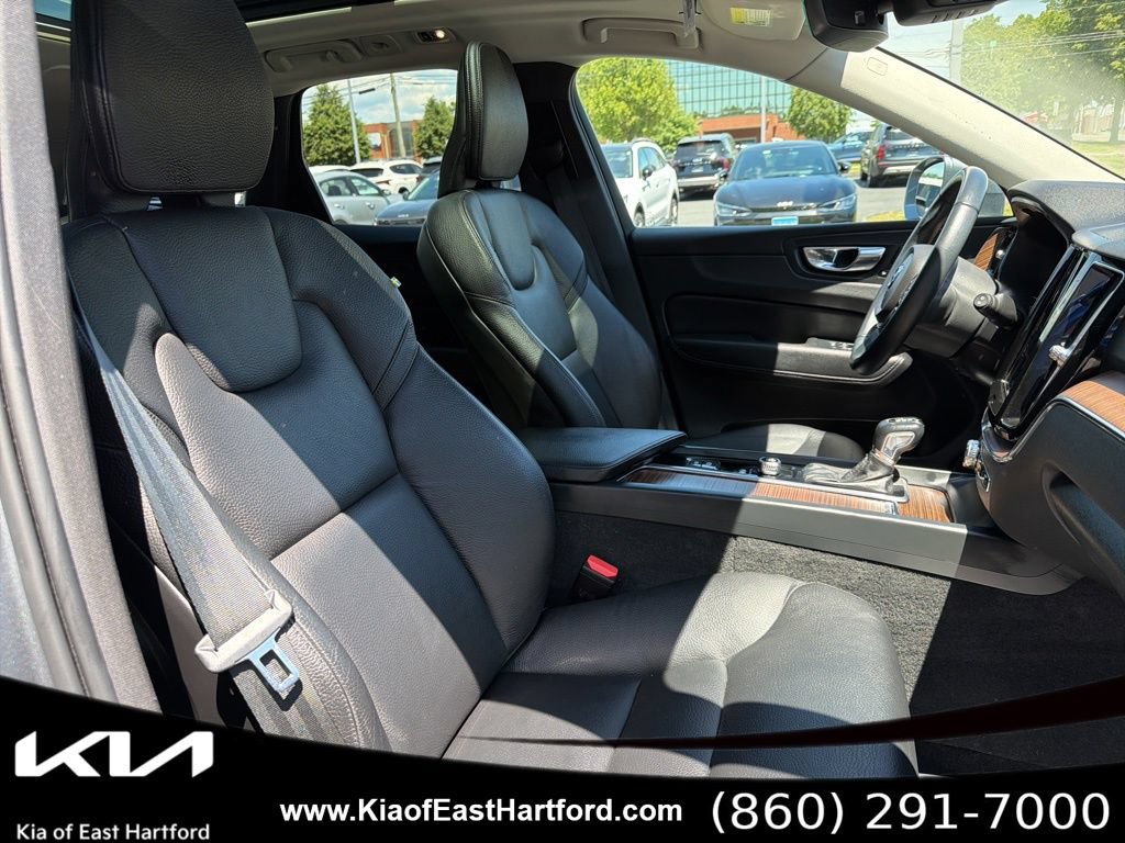Used 2021 Volvo XC60 T5 Momentum AWD/4WD image 11