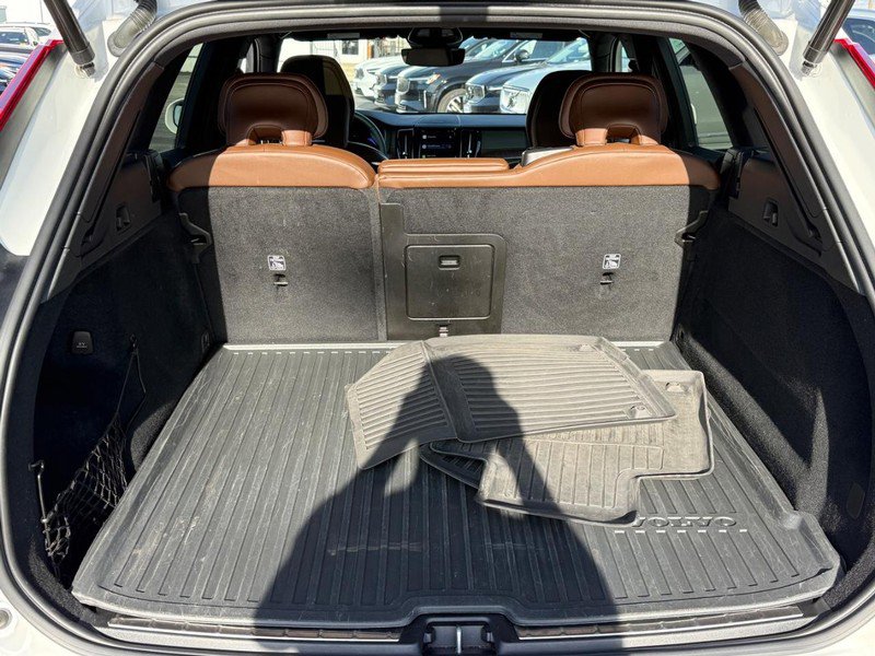 Used 2023 Volvo XC60 B6 Ultimate w/ Protection Package Premier image 5