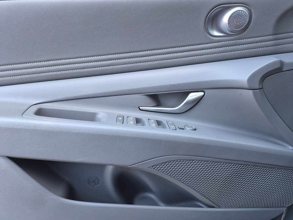 Used 2025 Hyundai Elantra SEL FWD image 11