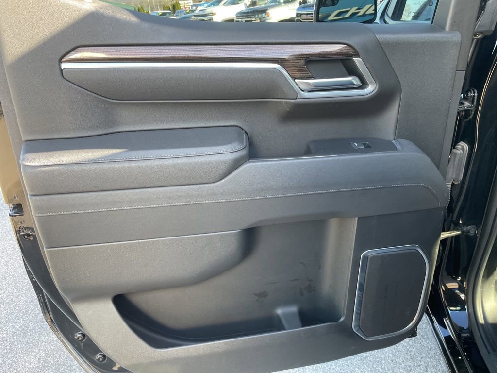 Used 2025 Chevrolet Silverado 1500 LT image 38