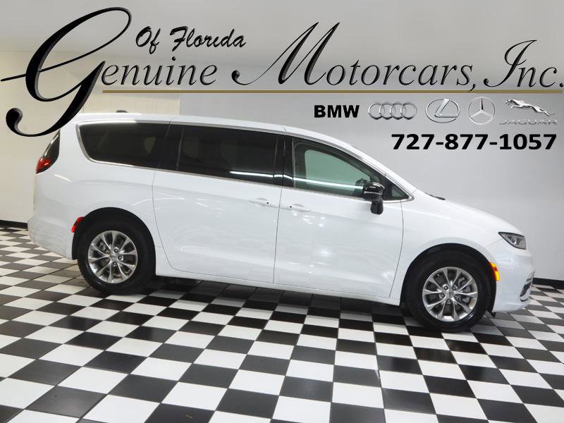 Used 2024 Chrysler Pacifica Touring-L image 1