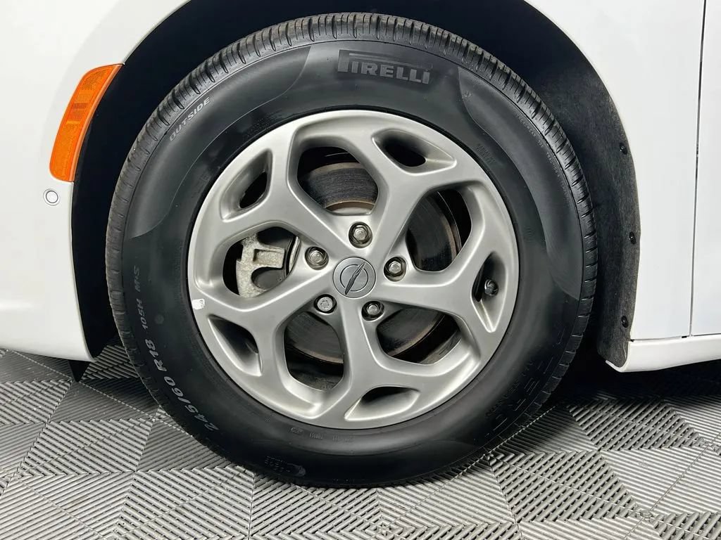 Used 2024 Chrysler Pacifica Limited FWD image 34