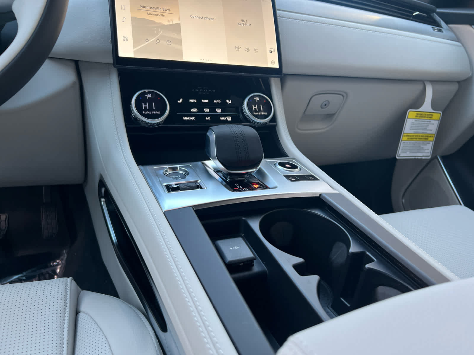 Used 2025 Jaguar F-PACE R-Dynamic S AWD/4WD image 9