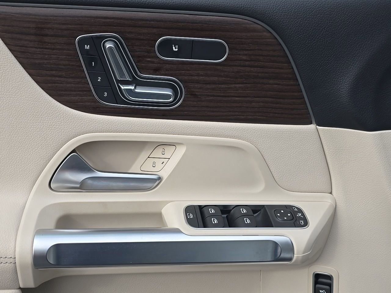 Used 2025 Mercedes-Benz GLB 250 4MATIC image 12