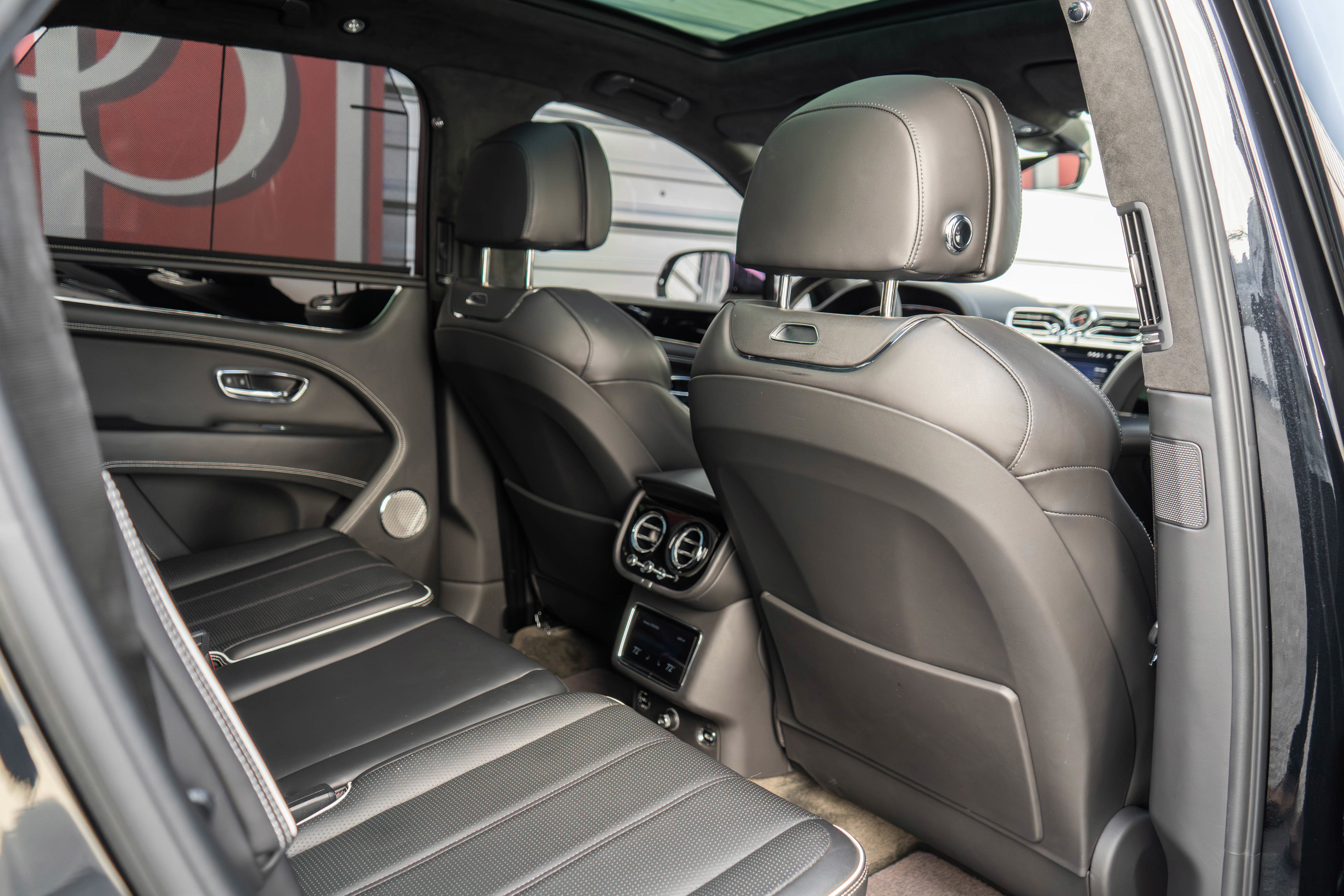 Used 2022 Bentley Bentayga image 40