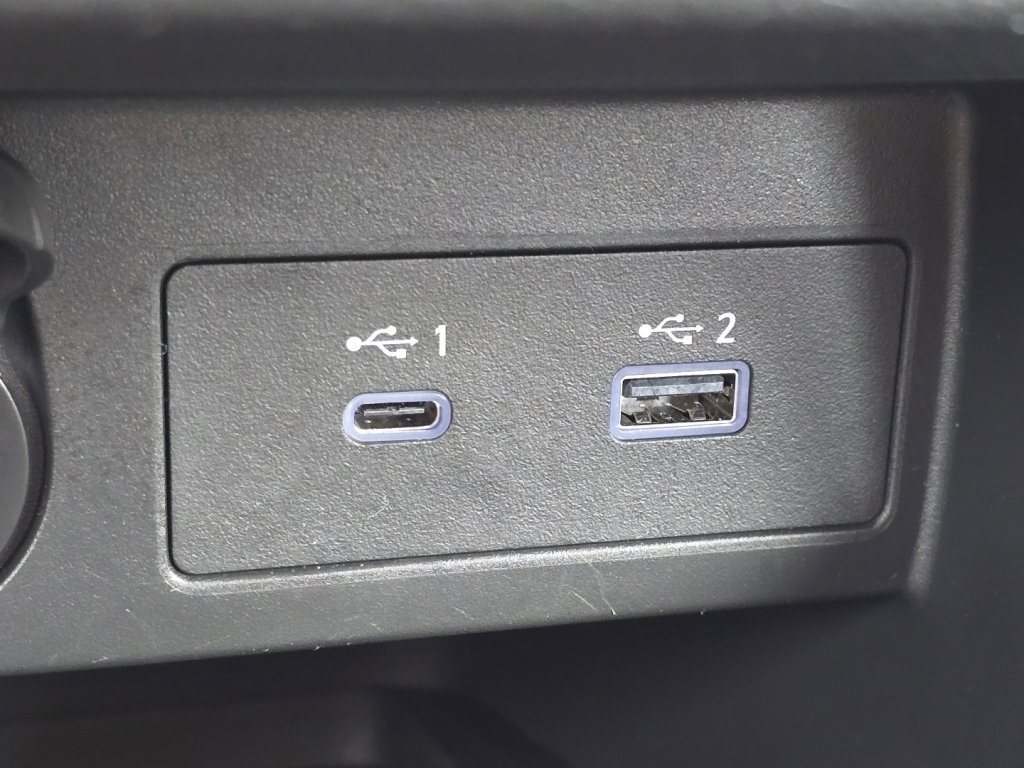 Used 2025 Nissan Versa SR w/ Trunk Package image 6