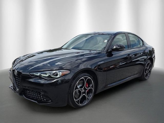 Used 2025 Alfa Romeo Giulia AWD w/ Veloce Package AWD image 2