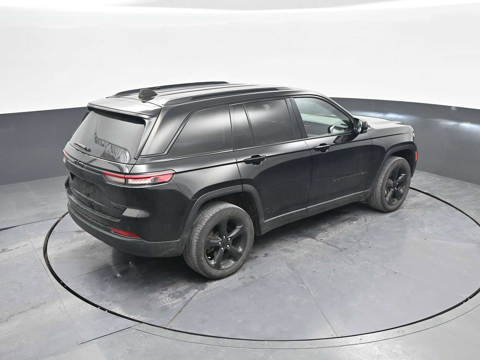 Used 2023 Jeep Grand Cherokee Limited w/ Black Appearance Package image 33
