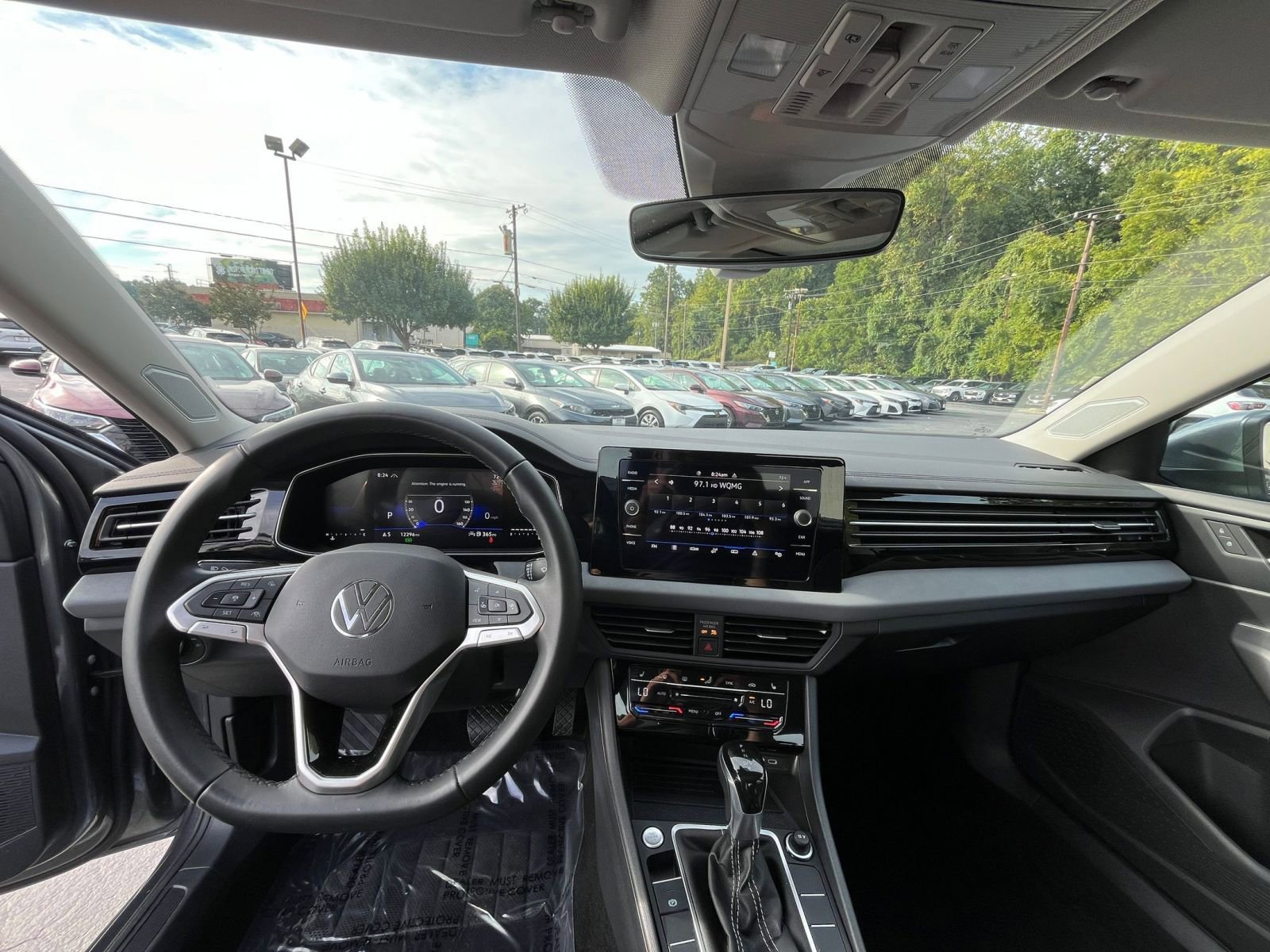 Used 2025 Volkswagen Jetta SE image 34