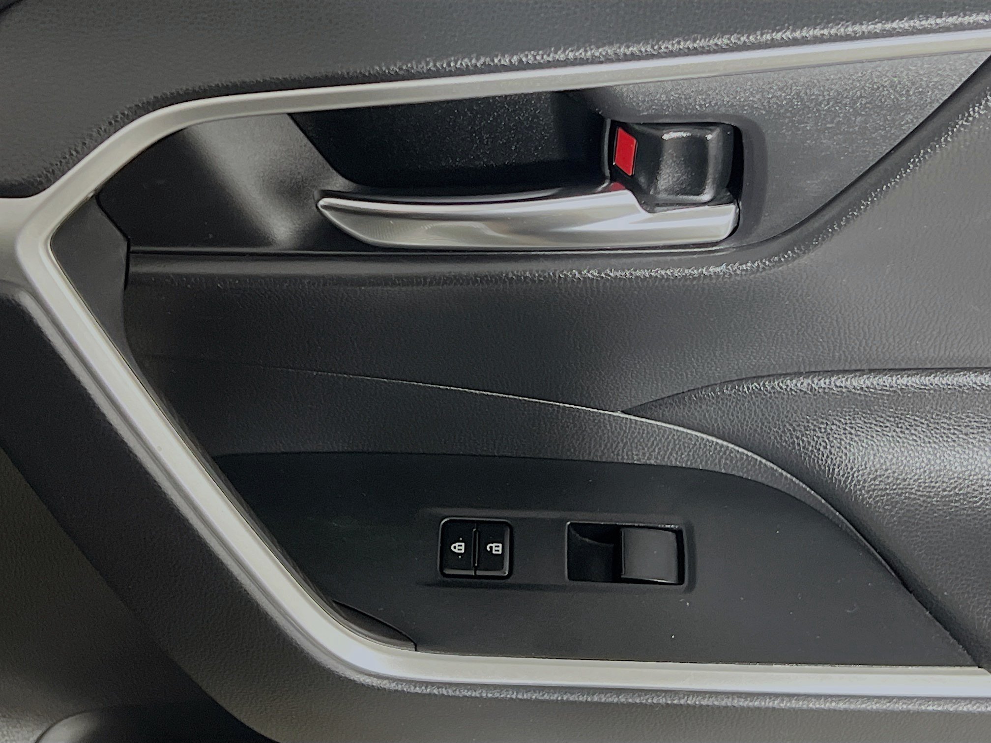 Used 2019 Toyota RAV4 XLE w/ Convenience Package FWD image 32