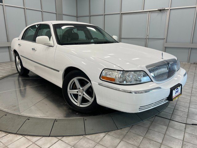 Used 2009 Lincoln Town Car Signature Limited image 1