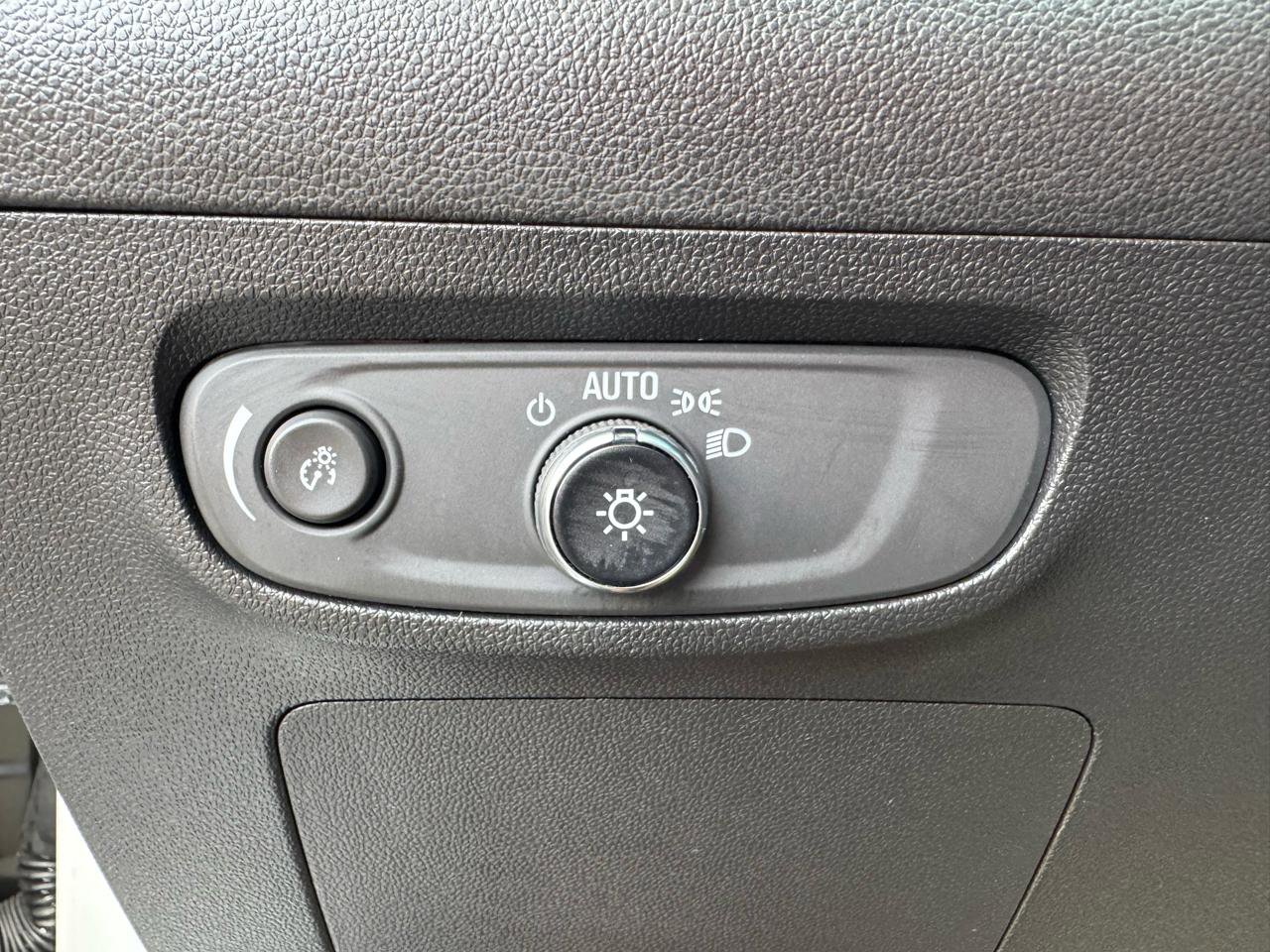 Used 2025 Buick Encore GX Avenir w/ Avenir Technology Package AWD/4WD image 19