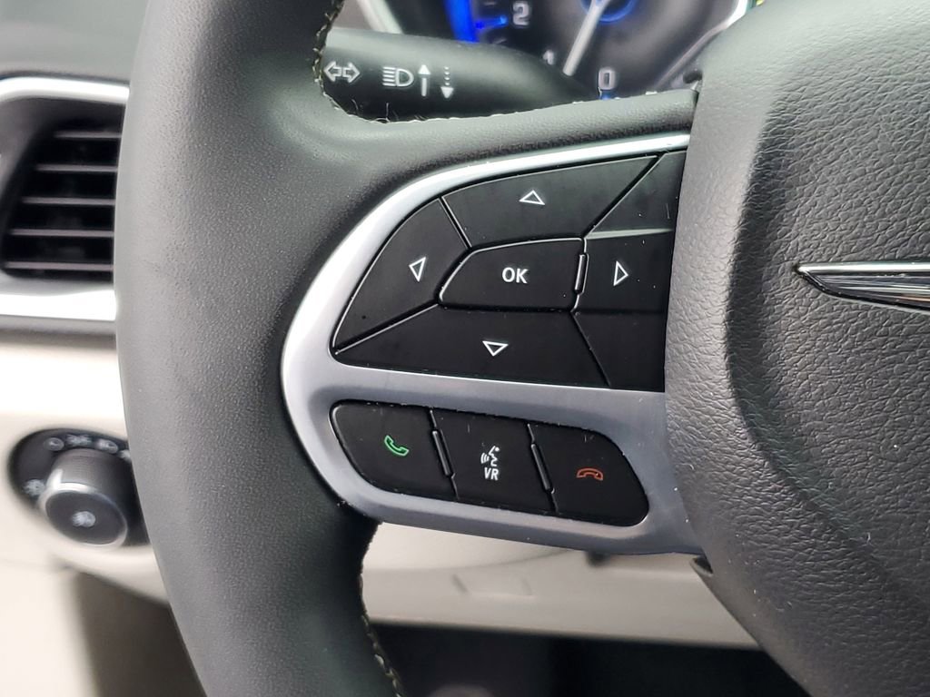 Used 2024 Chrysler Pacifica Touring-L image 16