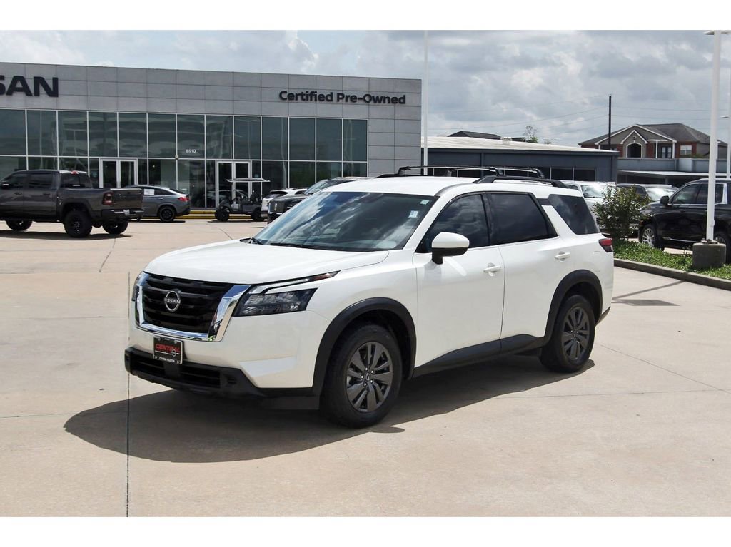 Used 2023 Nissan Pathfinder SV image 2