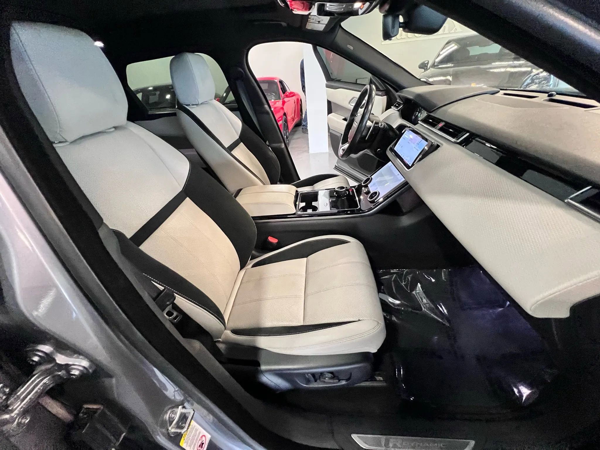 Used 2020 Land Rover Range Rover Velar R-Dynamic S image 24