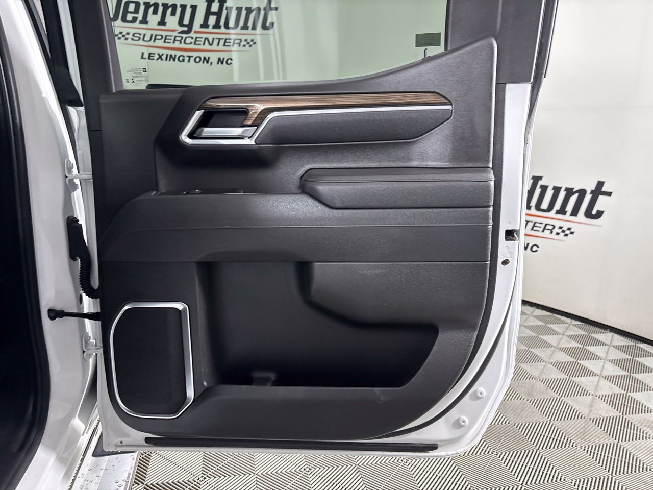 Used 2025 Chevrolet Silverado 1500 LT AWD/4WD image 24