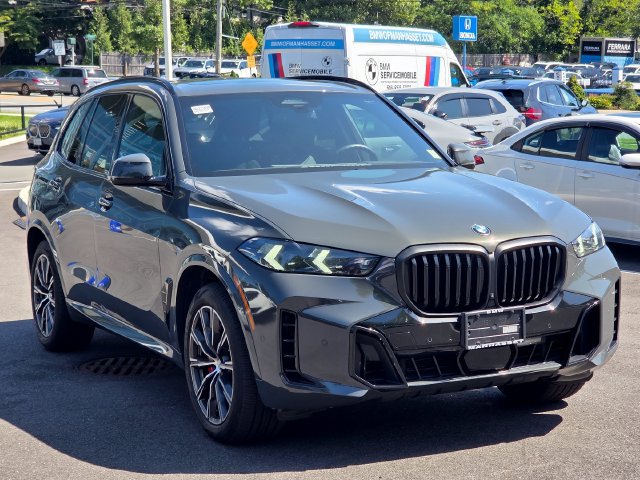 Used 2025 BMW X5 xDrive40i w/ M Sport Package AWD/4WD image 3