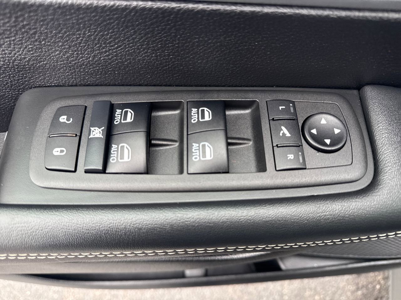 Used 2025 Chrysler Pacifica Premium image 19