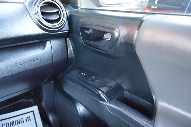 Used 2017 Toyota Tacoma 4x4 Access Cab image 46