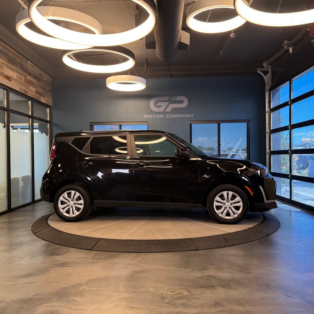 Used 2023 Kia Soul LX FWD image 2
