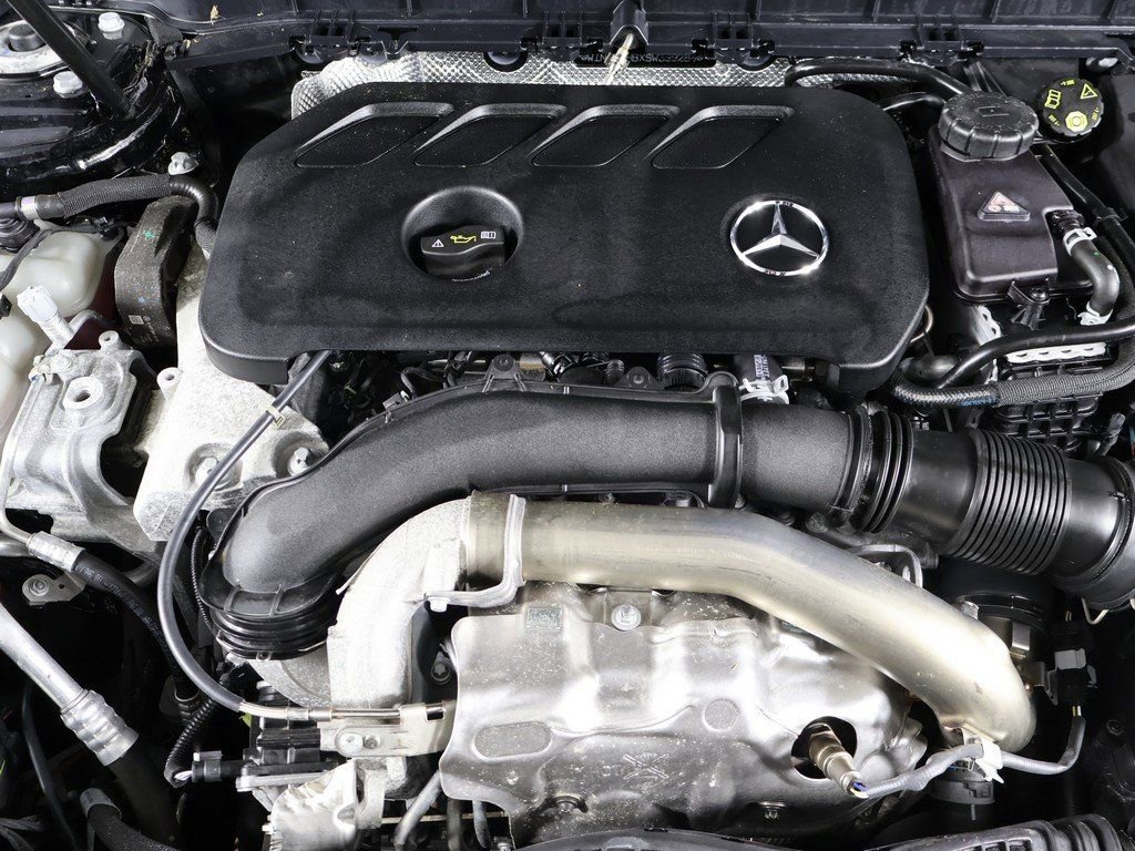 Used 2025 Mercedes-Benz GLB 250 4MATIC image 17