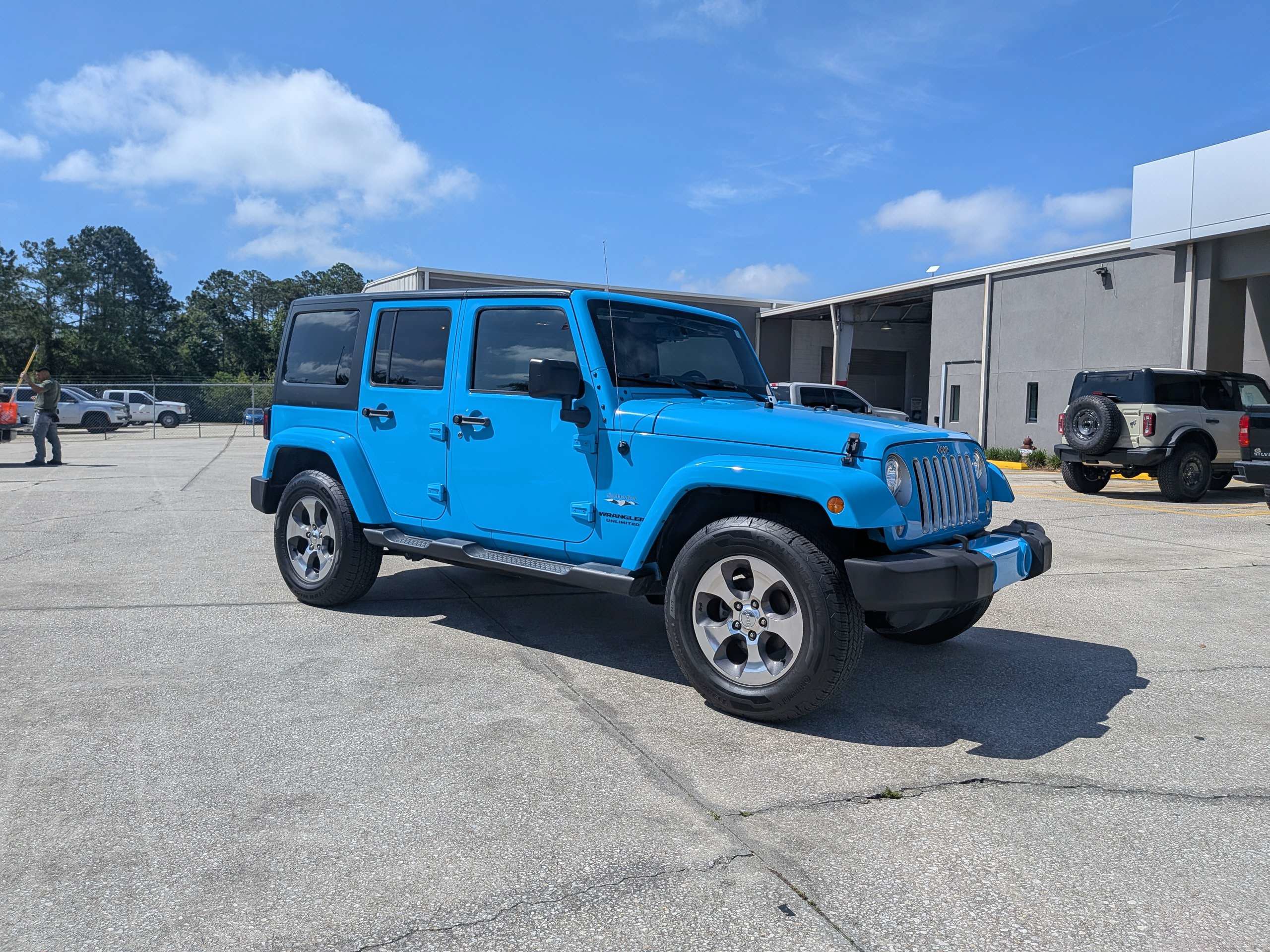 Used 2017 Jeep Wrangler Unlimited Sahara w/ Connectivity Group AWD/4WD image 2